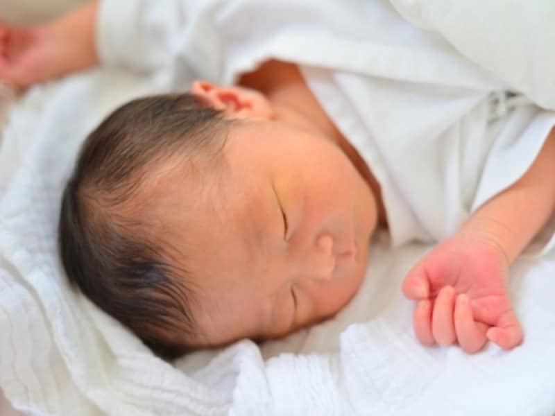 新生児は、昼も夜も関係なく2～3時間おきに目を覚ましておっぱいをほしがり、1日の3分の2くらい眠っています。