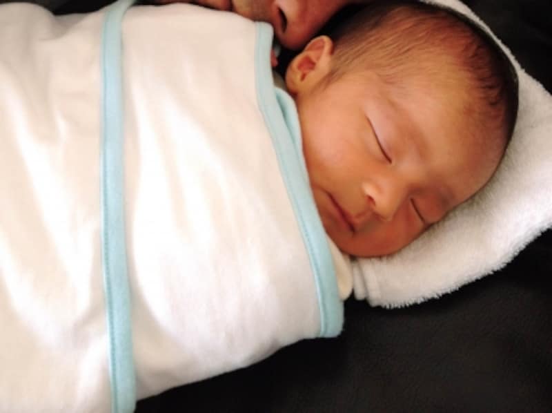 生後0ヶ月の新生児の生活リズム 睡眠時間 授乳やミルクの量 乳児育児 All About