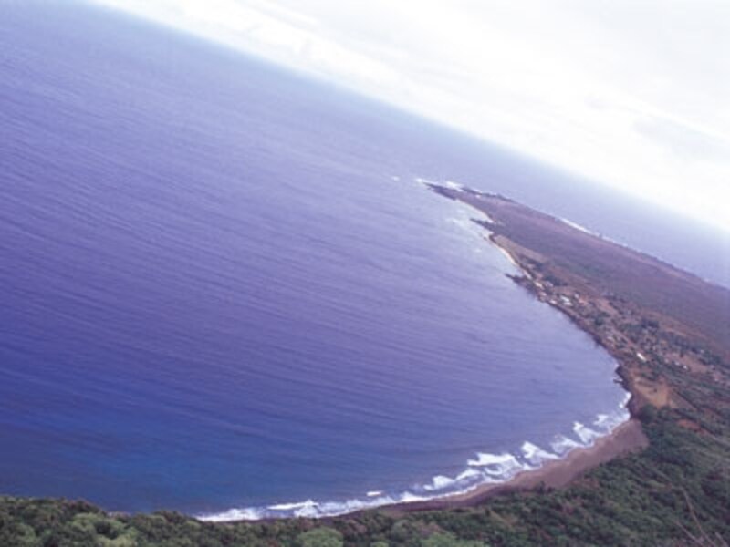 断崖と溶岩の海岸線に囲まれ、孤立するカラウパパ半島