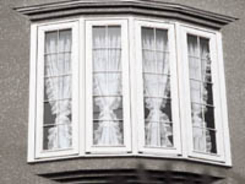 小窓を飾るカーテンテクニック