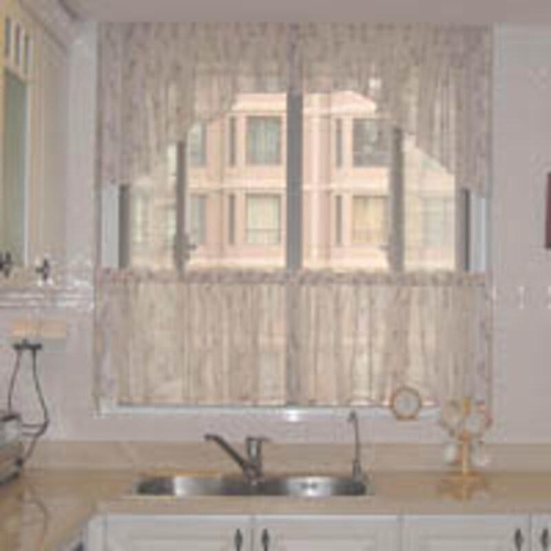 小窓を飾るカーテンテクニック