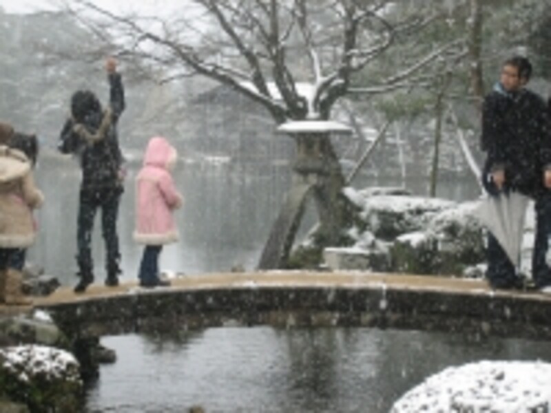 雪化粧した「ことじ灯篭」。撮影スポットのためいつも人がいます。