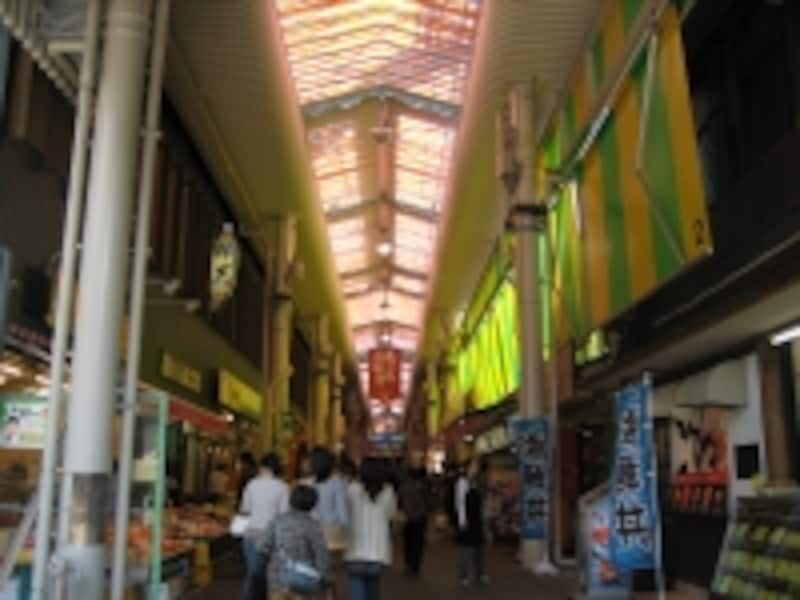 市場の中はアーケードになっているので雨でも大丈夫！