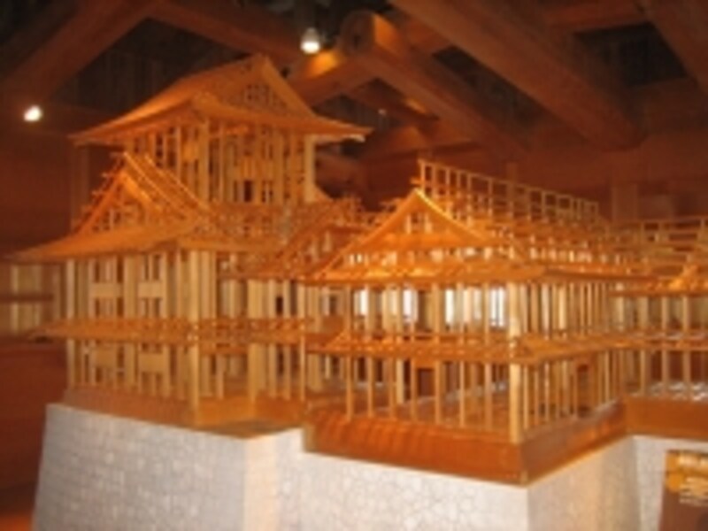菱櫓と五十間長屋の軸組み模型。復元工事を始める前に、棟梁たちが施工手順を把握するために製作したもの