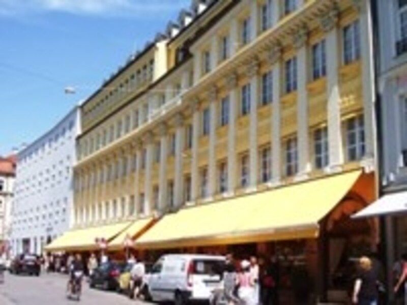 ダルマイヤ本店。高級デリカコーナーとカフェは平日午前9時半～午後7時営業。