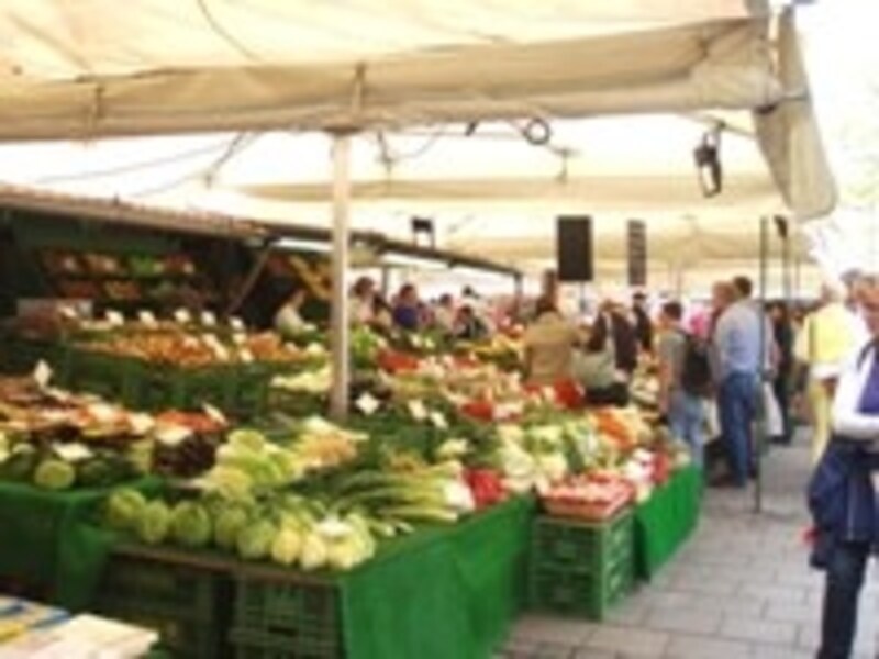 ヴィクトゥアーリエンマルクトでは市民の生活が垣間見える。