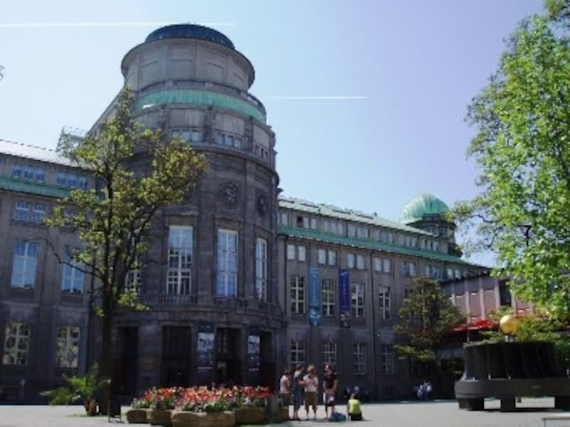 ドイツ博物館の敷地面積は東京ドームに匹敵！一部の祝日を除き、毎日午前9時～午後5時開館。