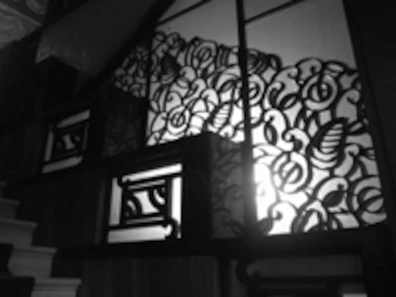 バラをモチーフにした階段の装飾