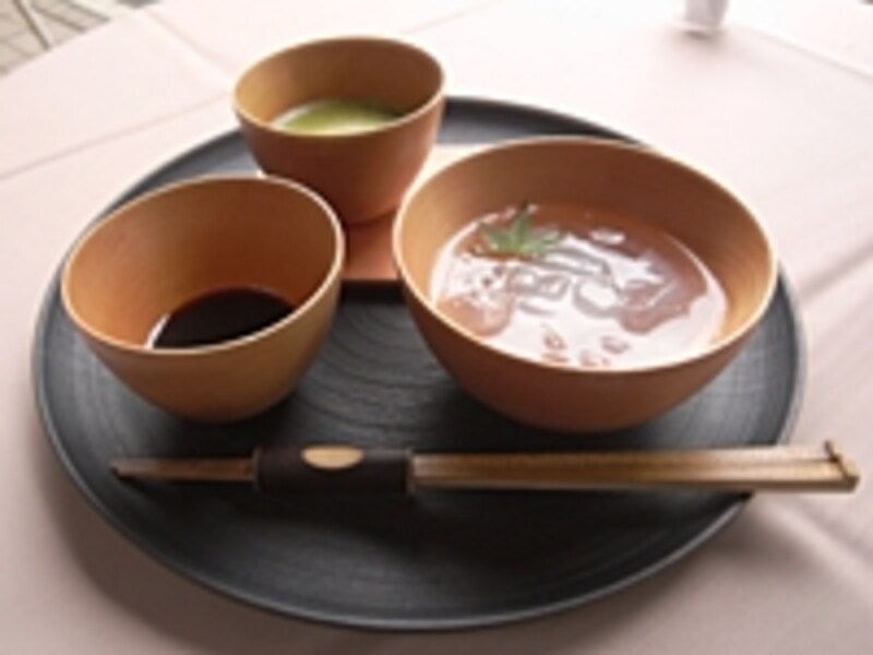 庭園美術館のカフェ「  」にて。