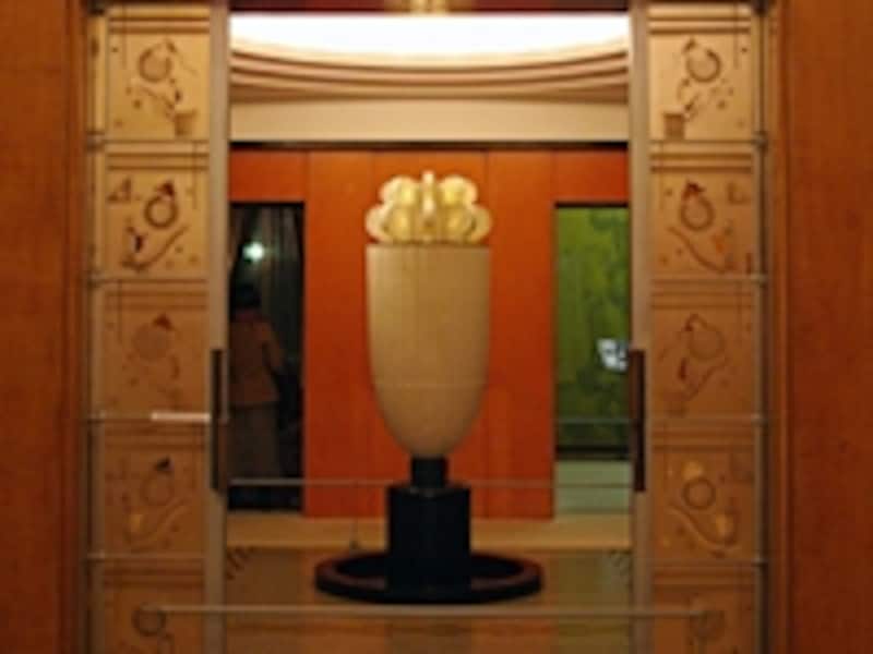 大広間横の「香水塔」。アールデコならではのフォルム