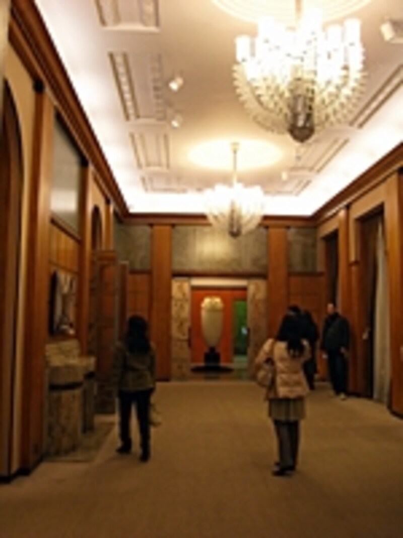 撮影が許可されている日の美術館は大賑わいです