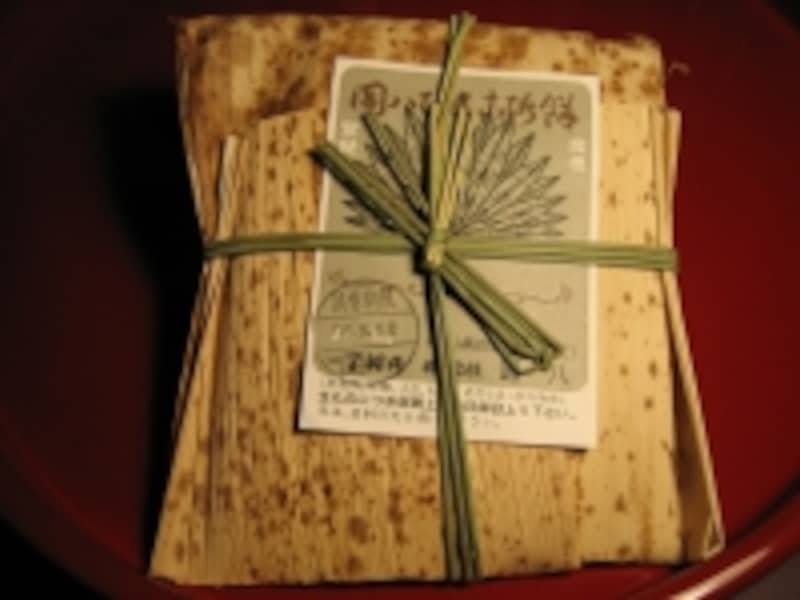 むかし話の中からそのまま出てきたような外観。トレードマークは天狗の持っているうちわです