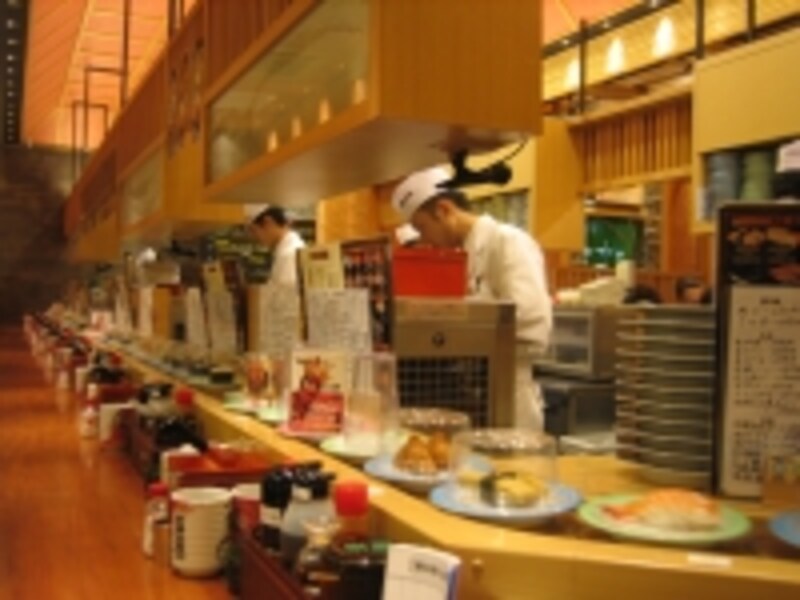 職人さんもネタに負けない活きのよさ。 金沢駅前店の様子