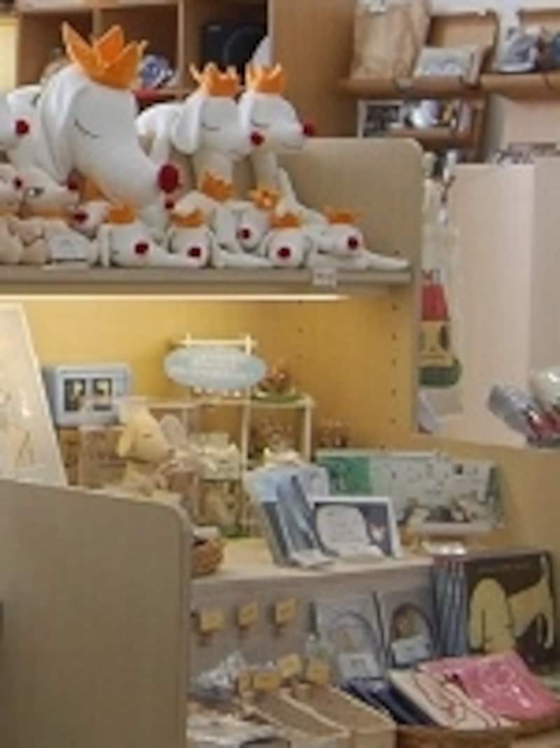 奈良美智さんのアートグッズのコーナー。彼の作品に多く登場する、犬や子どもをモチーフにしたグッズが人気です
