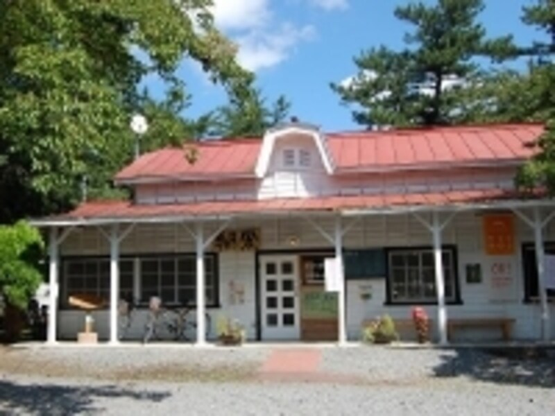 レトロな雰囲気を味わえるcafe｢駅舎｣。名物の馬マンが美味！