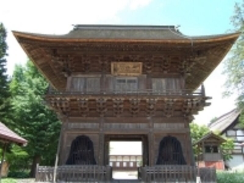 禅林街のシンボル的存在である長勝寺三門