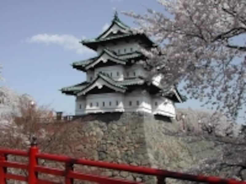 さくらまつりで有名な弘前公園のシンボル「弘前城」