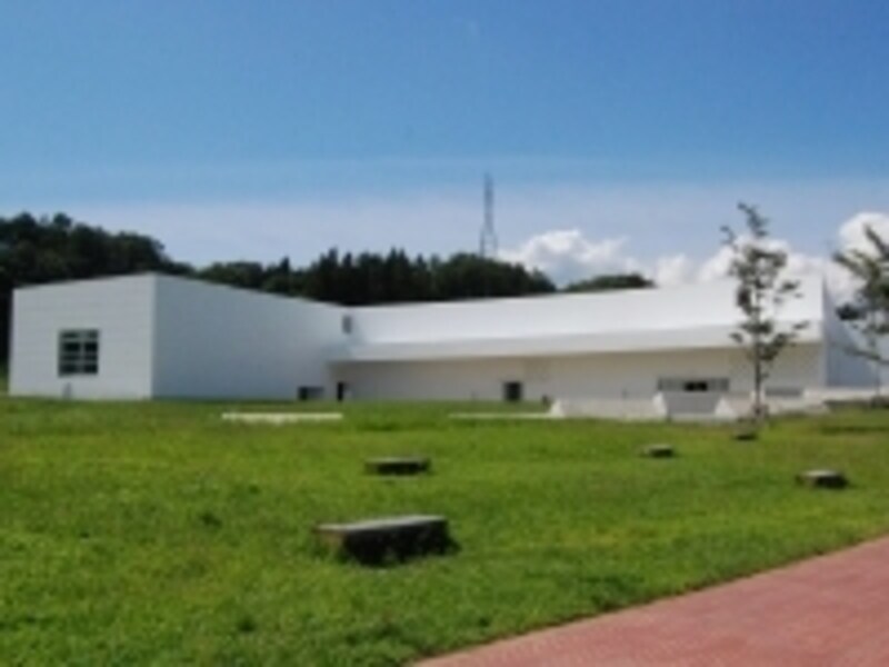 真っ白な建物が目を引く「青森県立美術館」