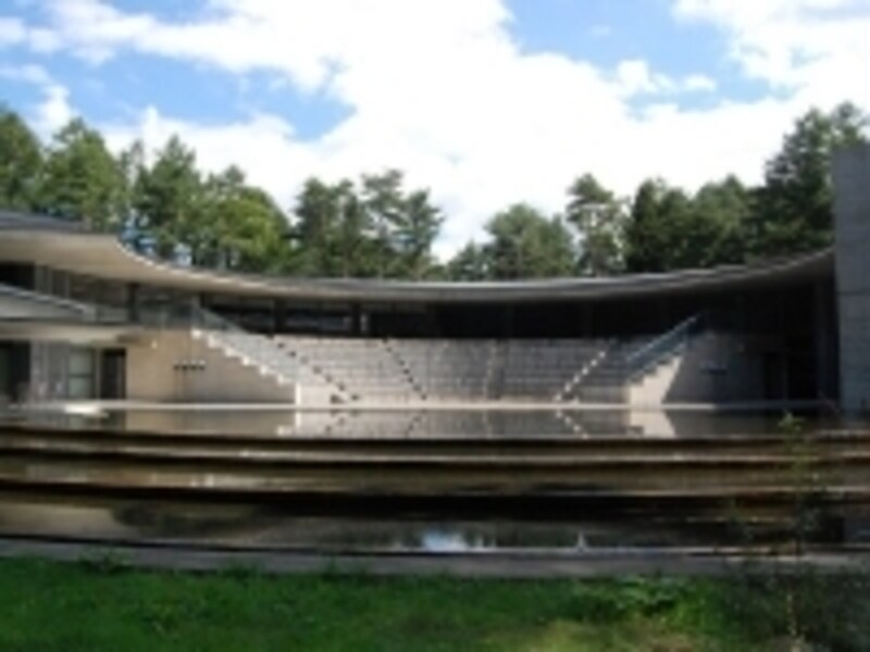 「水のテラス」と、300名収容できる「野外ステージ」