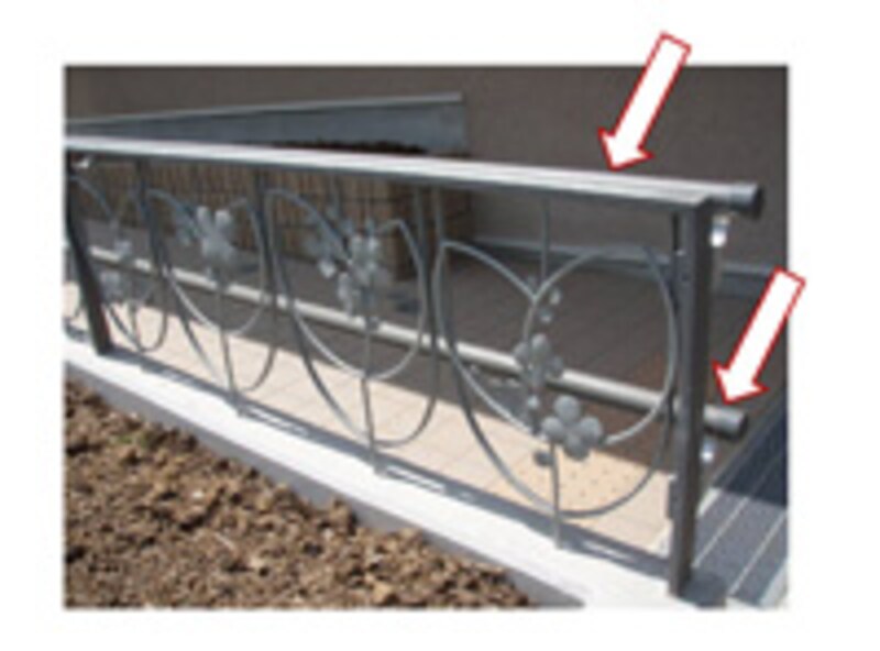 建物のメインエントランスから前面道路まで段差があるので設けられたスロープの例。