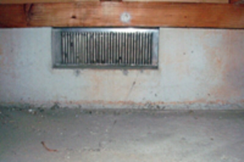 床下の通風条件は良好か確認します。