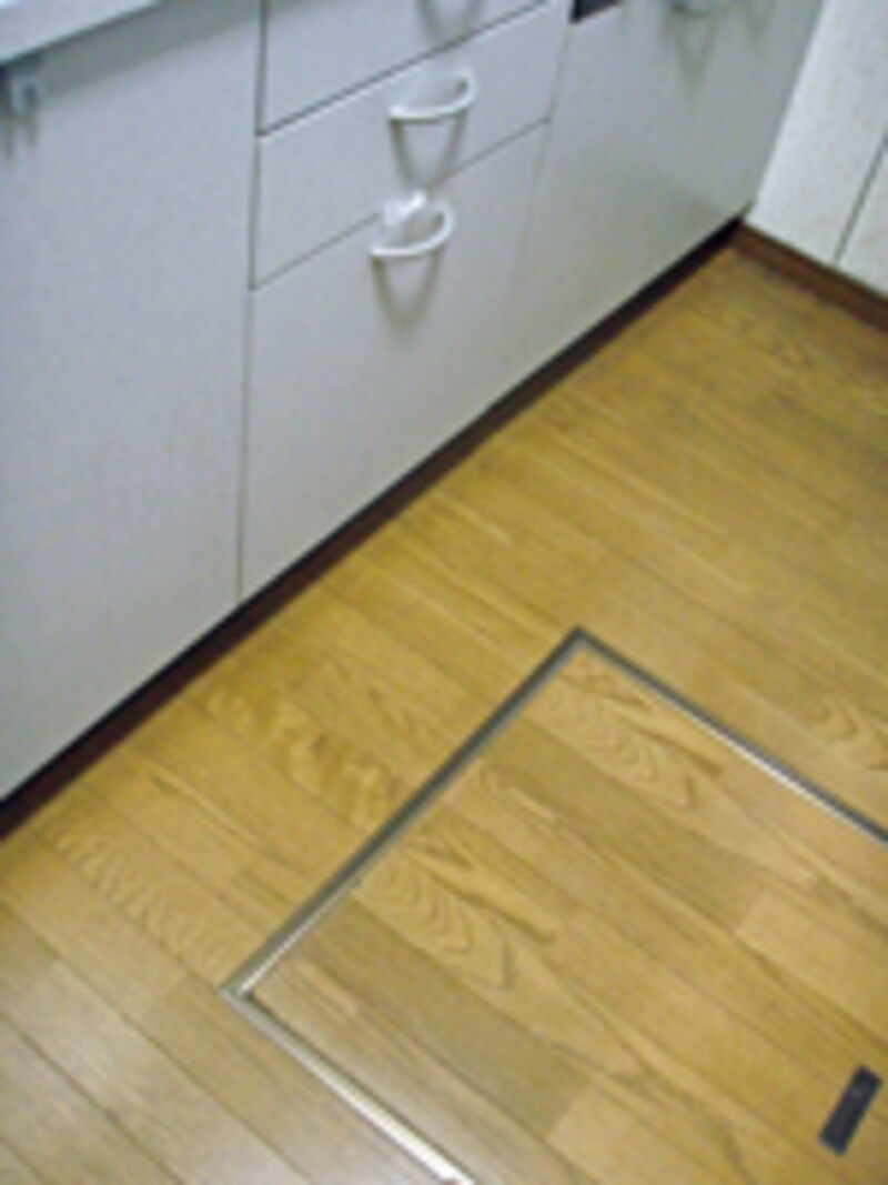 ガイド宅はキッチンの床下収納庫が出入り口でした。