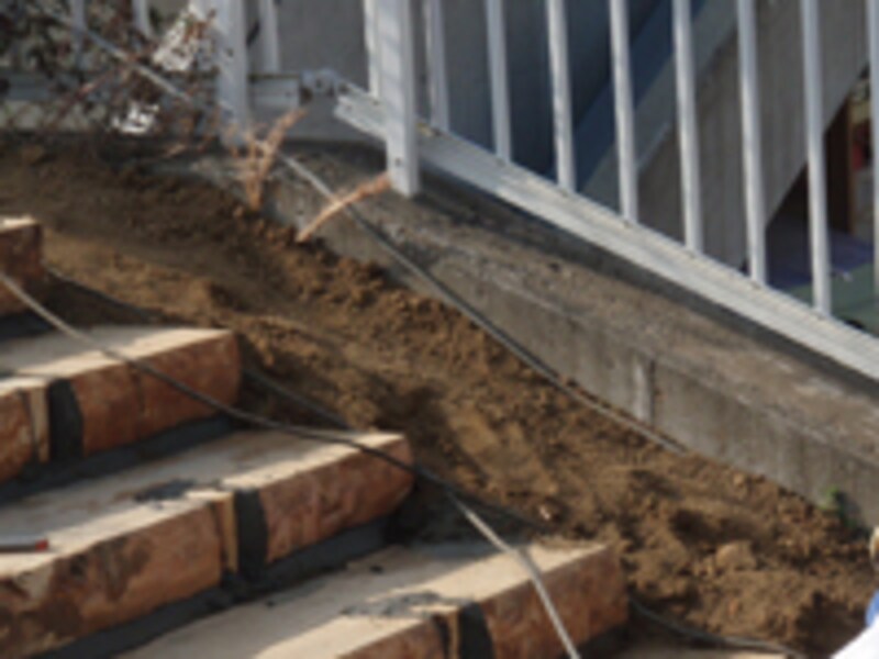 木製の階段、ウッドデッキ、プランターは人気ですがシロアリ発生の危険性があります。