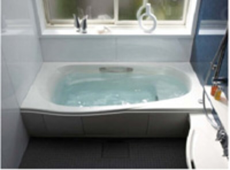 たまご型浴槽は台座がついているため半身浴しやすい（画像提供INAX）。