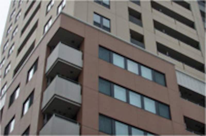 耐火性の劣る窓枠が戸建住宅のほかマンションやホテルの窓に使われた（写真はイメージ）。
