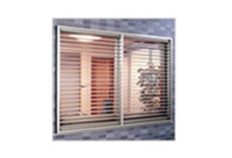 マンション向け可動ルーバー型面格子。ルーバーの角度調節により防犯性・プライバシー性を確保。