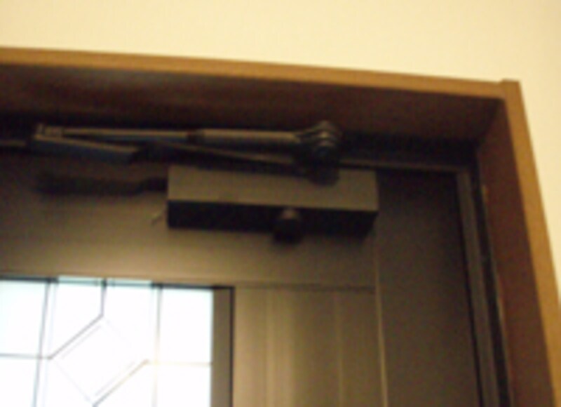 玄関ドアのドアクローザーの例。