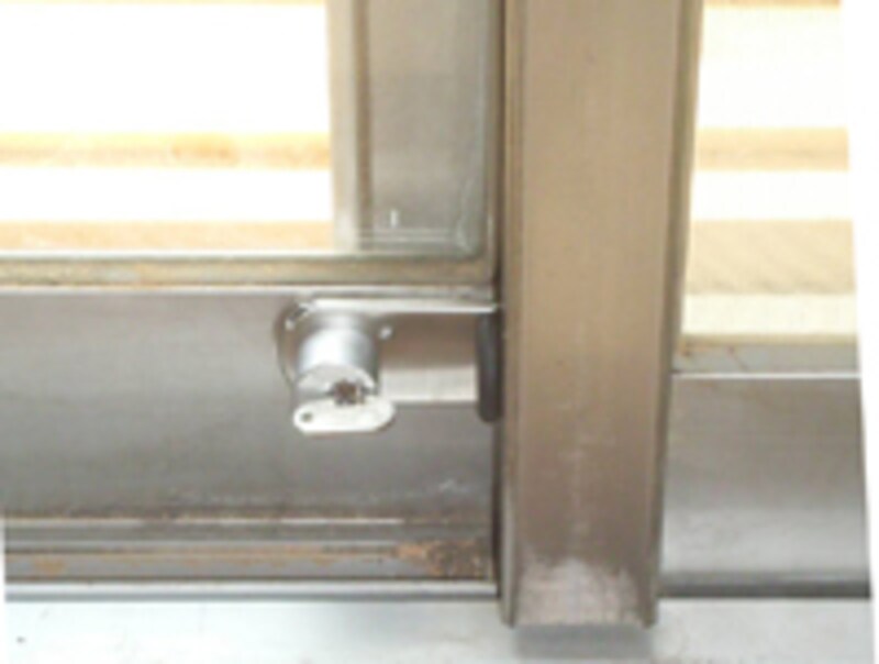 サッシの上部または下部にサブロックをつけましょう。