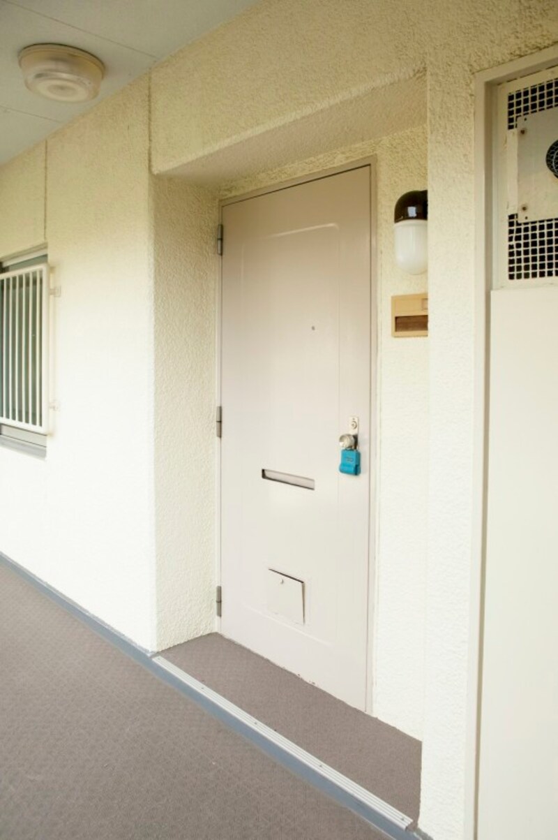 マンションの外廊下側のドアの色は勝手に変えることはできません