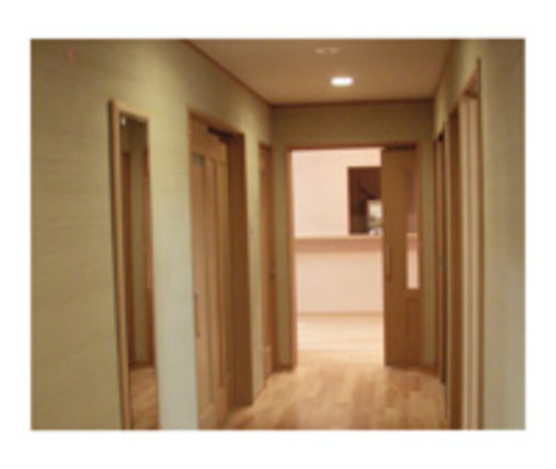 床に段差がない、引き戸の多用は子育てに「やさしい」。