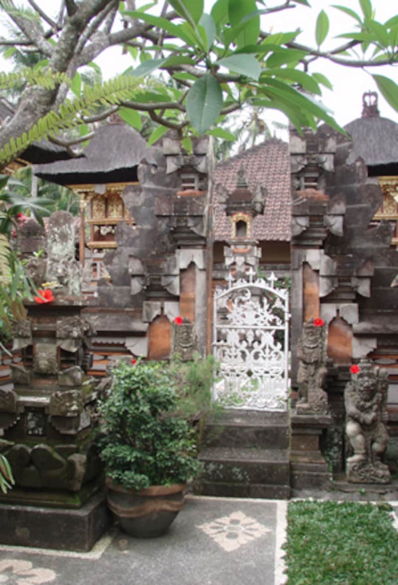 family temple。各々の敷地に小さいお寺を持つ。