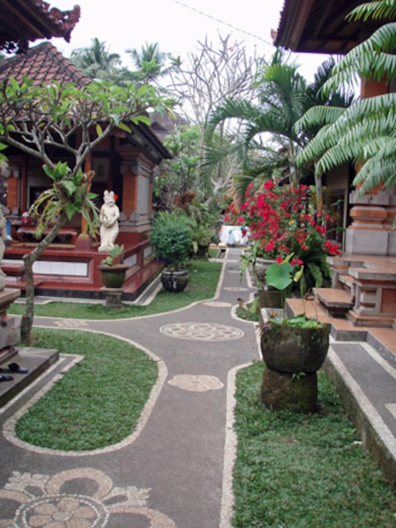 伝統的なスタイルのバリの民家の庭