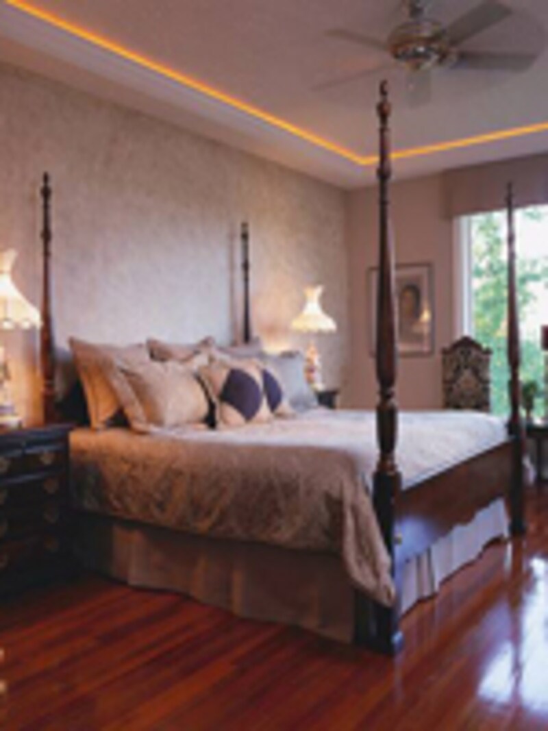 織物調のビニールクロス仕上げ。ベットカバーとともにいい雰囲気をかもし出しています。