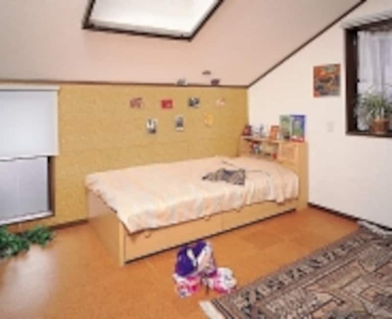 コルクタイルを子ども部屋に使用した例。壁もコルク(出典:東亜コルク株式会社)