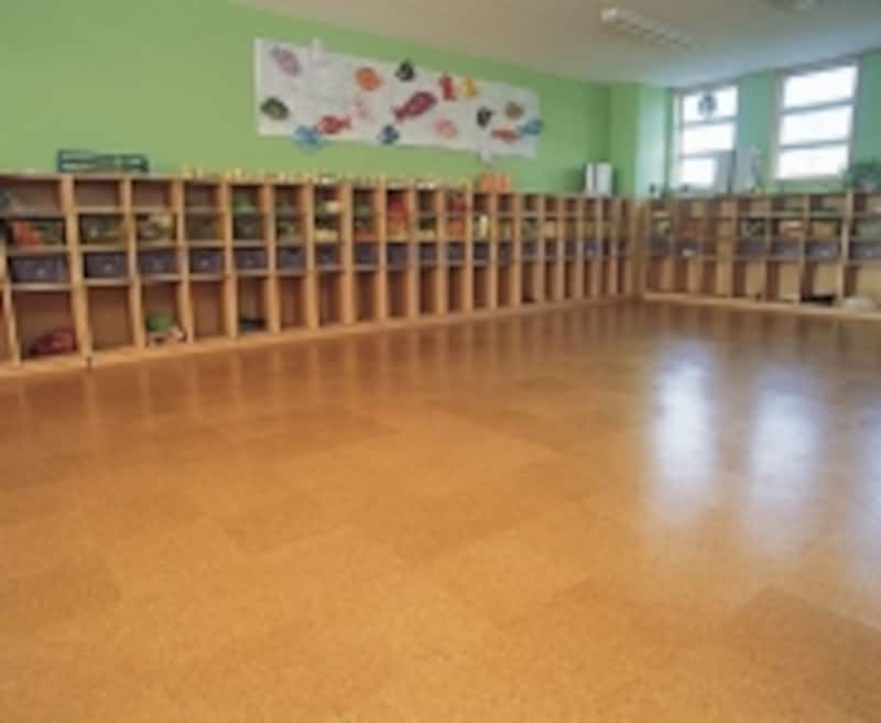 コルクタイルを幼稚園の床に使った例(出典:東亜コルク株式会社)