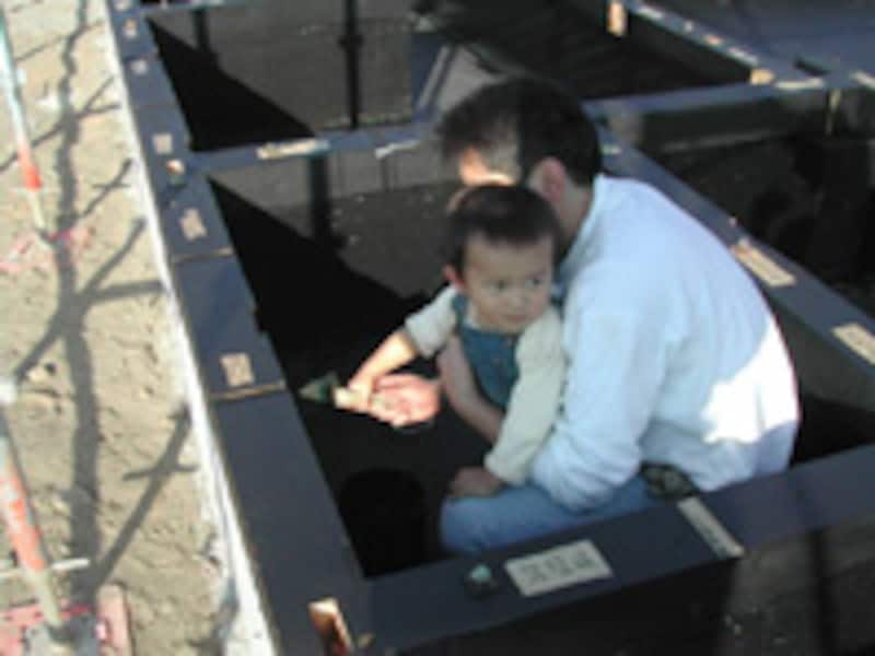 建築主とそのお子さんも床下に塗るお手伝い