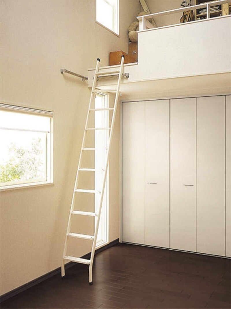 小屋裏やロフトは、行き来しやすく使いやすいプランにすることが大切。設置するはしごにも配慮を。[ロフトタラップ]　