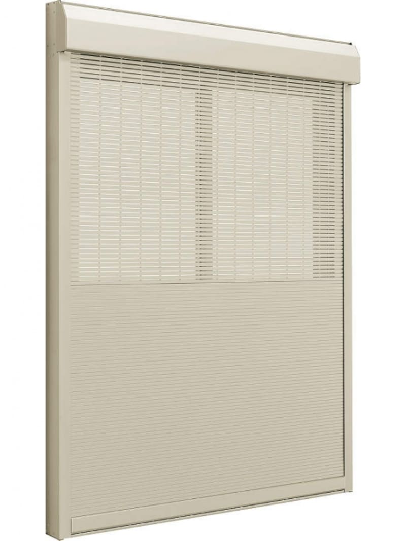 シャッターを閉めても、上部部分のスリットを開けることで、風を通すことも可能。　[直付シャッター　シャッター（スリット）16520 外観 プラチナステン ※スラット全閉×スリット半開]