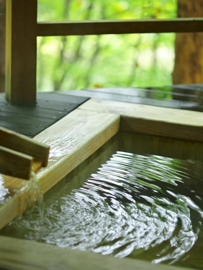 優しい肌触りと香りまで楽しめる木製の浴槽。（イメージ）