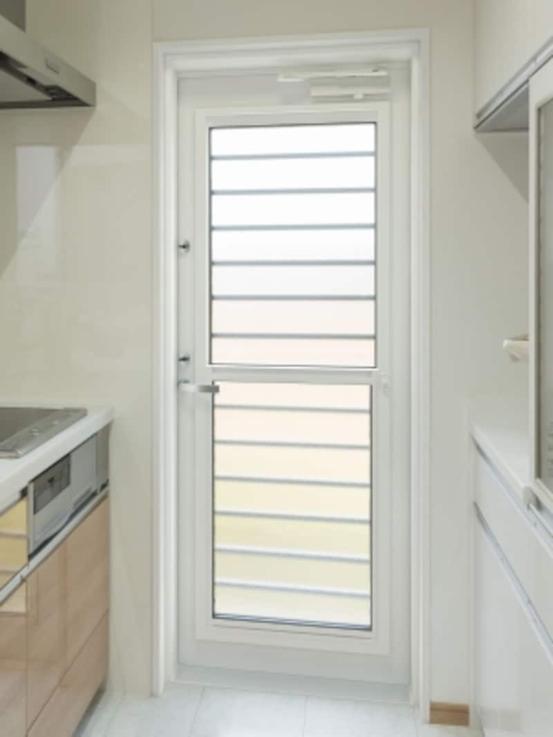 工事はたったの1日の「かんたん ドアリモ」シリーズの勝手口ドア。間口の狭い勝手口の幅を狭めない、新構造のアウトセット枠を採用。[かんたんドアリモundefined勝手口ドア]undefined YKK AP http://www.ykkap.co.jp/