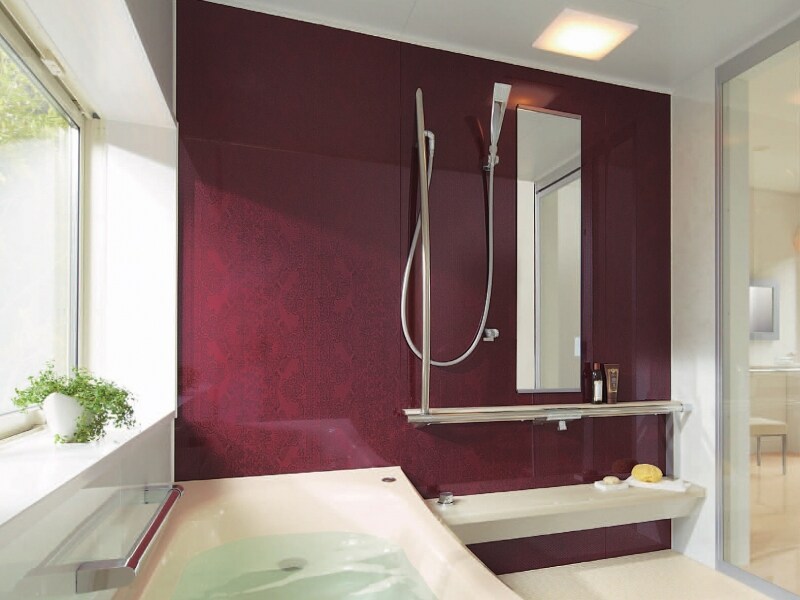 バーに組み込まれた水栓金具やアーチ型の縦手すりなど、デザイン性も高めつつ、使い勝手にも配慮。 [サザナ]