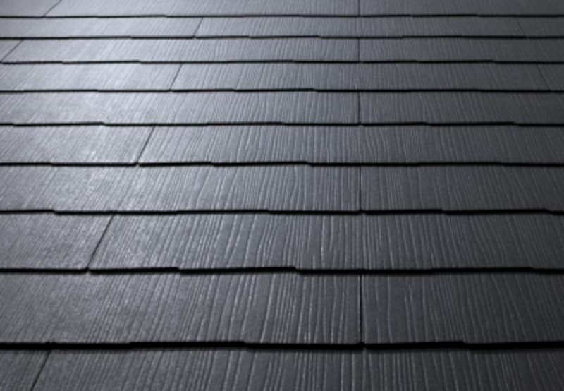 赤外線を反射する特殊顔料を配合し、美しさが長持ちするだけでなく、蓄熱も抑える。平形屋根用スレート　[遮熱グラッサ・シリーズ　コロニアル遮熱グラッサ　グラッサ・クールブラック]　ケイミュー