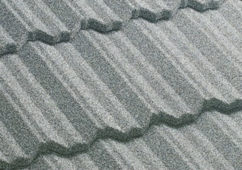 伝統的な瓦のような質感が特徴。表面に長期間色落ちしない天然石をコーティングした、ガルバリウム鋼板。　[Ｔ・ルーフ　クラシック]　LIXIL