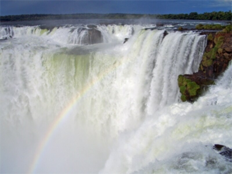 イグアス国立公園最大の見どころが、「悪魔ののど笛」といわれる大瀑布