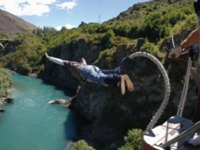 バンジージャンプでは、後ろ向きや前向き、誰かと一緒に飛んだりなどいろいろな飛び方が選べる