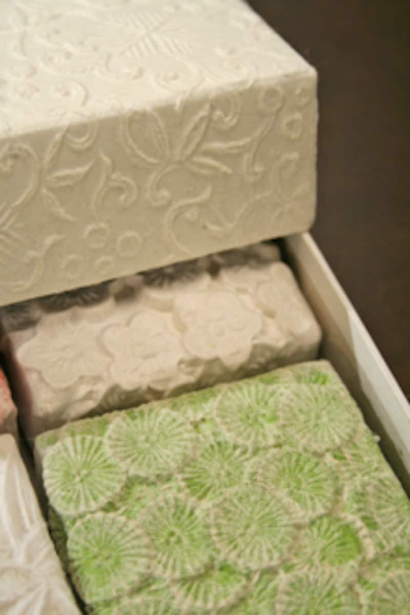 お菓子みたいな、和紙でできた小箱です